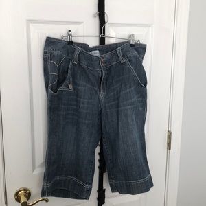 Jean shorts with lace pockets